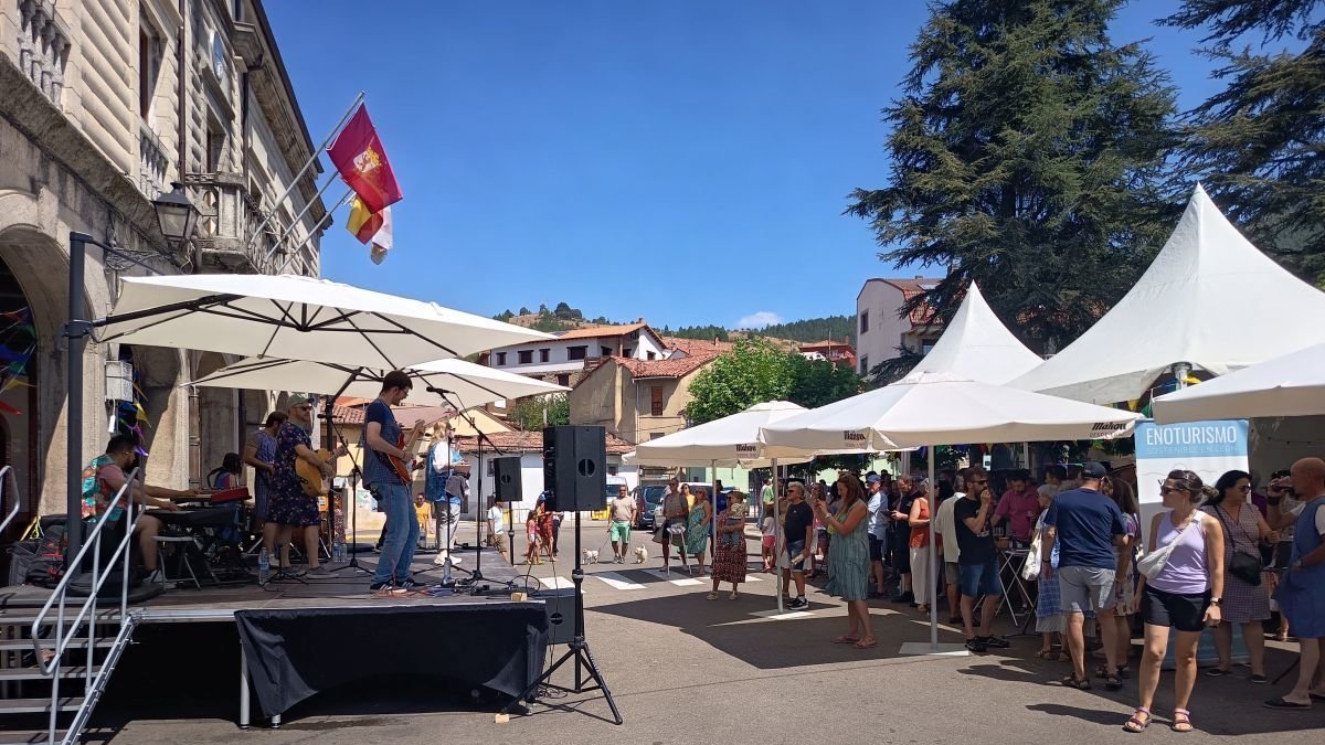 Actuación del grupo Efecto 2000 en la feria.