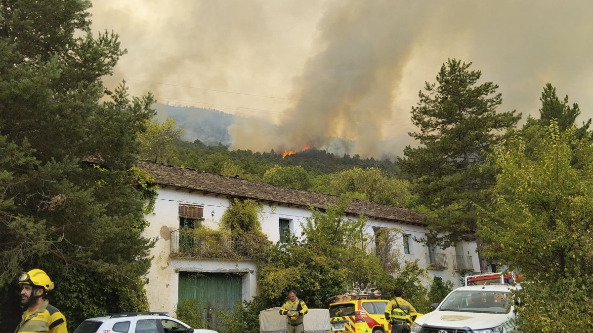 El flanco derecho del incendio declarado el lunes en las Peñas de Riglos (Huesca).
