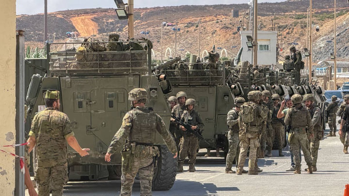 Militares españoles en la frontera del Tarajal en Ceuta.
