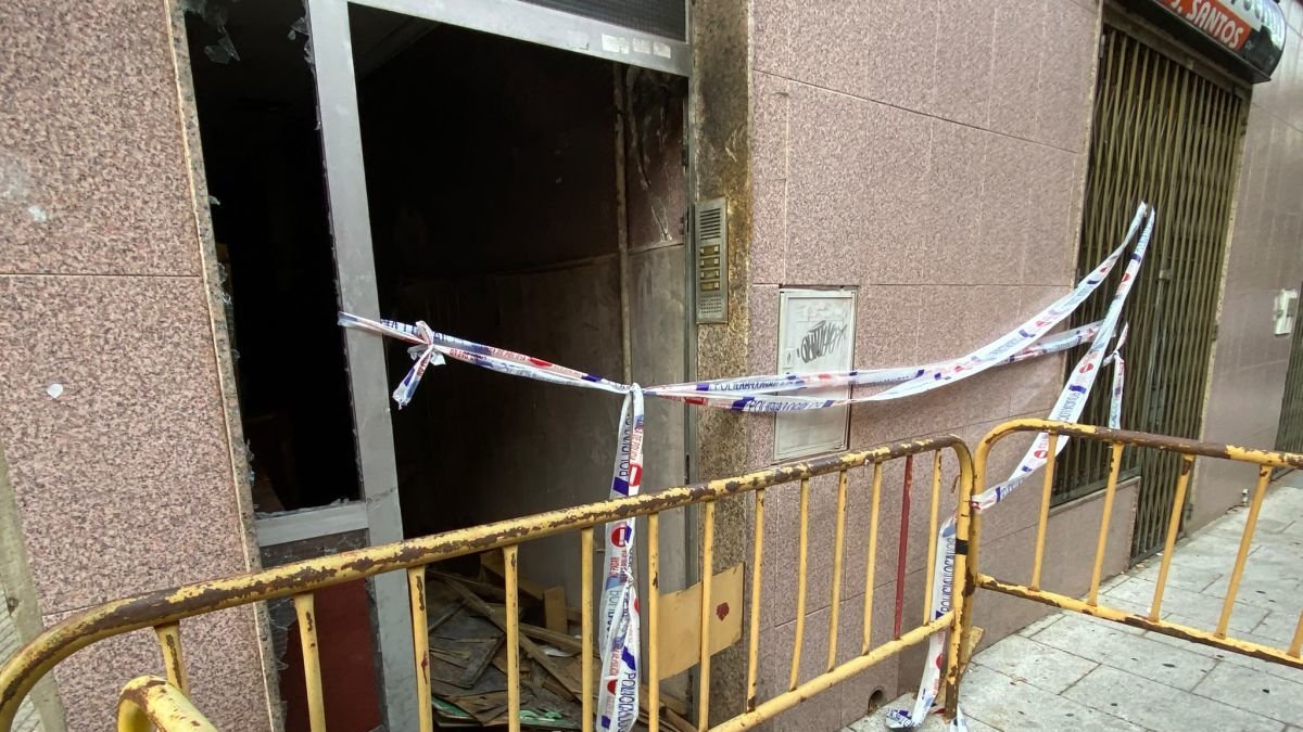 Bloque de viviendas al que afectó el incendio del jueves.