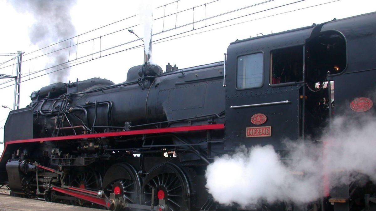 Locomotora restuarada similar a la que espera León desde la FFE.