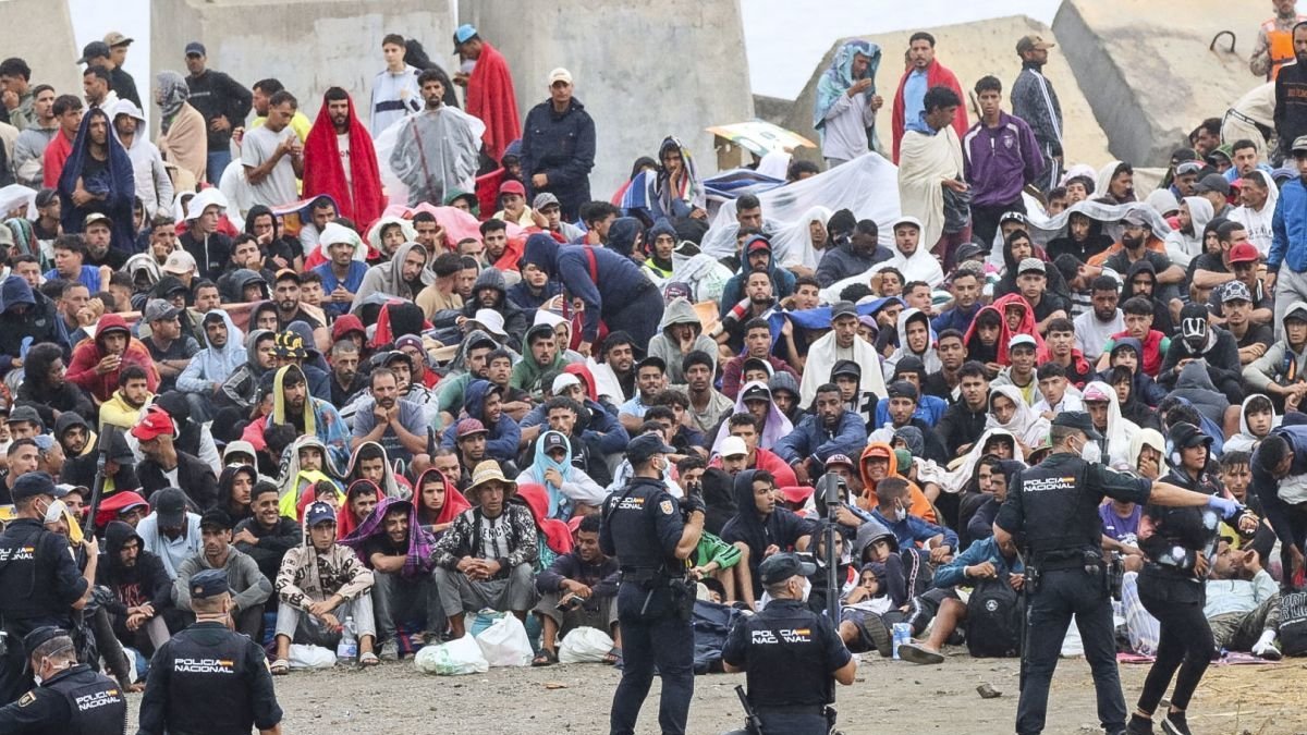 La policía vigila a inmigrantes en las inmediaciones de la playa del Trampolín. REDUÁN