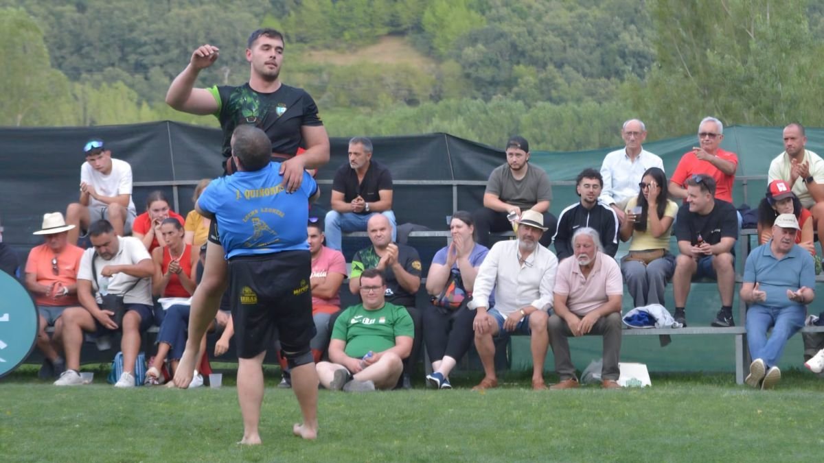 El subcampeón Jesús Quiñones levanta al campeón del corro Pedro Alvarado.