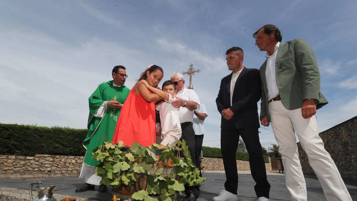 Dos pequeños se encargaron de pisar las uvas ante la mirada del alcalde de Trabadelo, el párroco y el presidente de la DO.