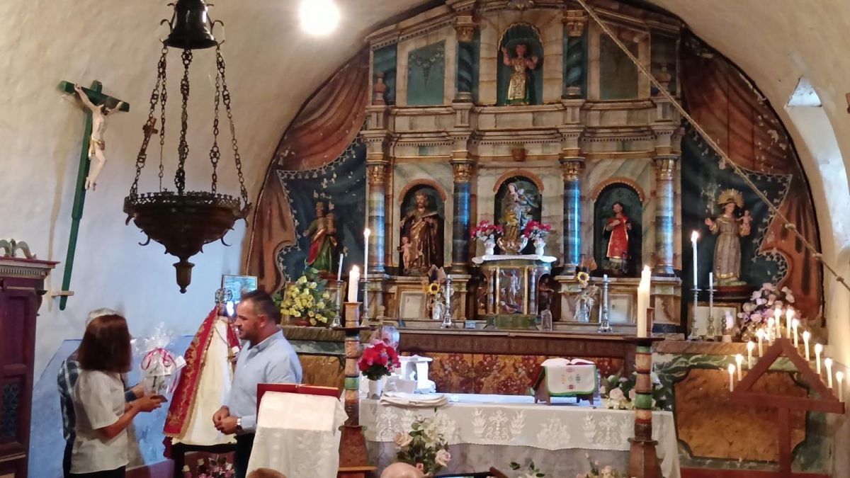 Los vecinos de Rosales le ponen un nuevo manto a la Virgen de la Natividad