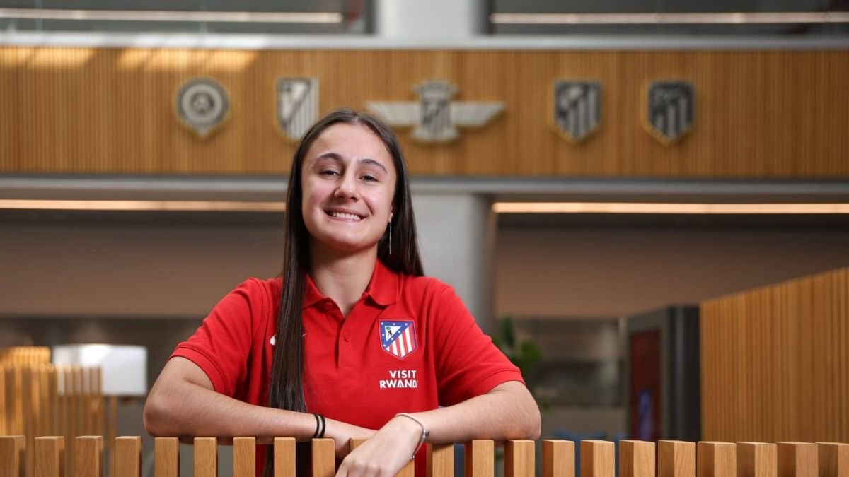 La portera bañezana Alba Fuertes posa con la equipación de su nuevo club dentro del fútbol, el Atlético de Madrid.