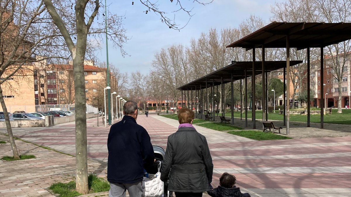 Archivo - Dos abuelos pasean con su nieta en Valladolid.