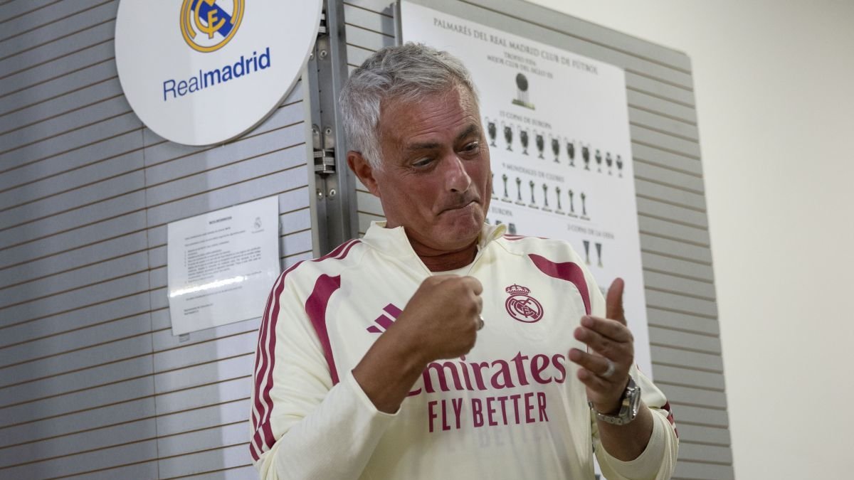José Mourinho después del entrenamiento del equipo madridista en Valdebebas.