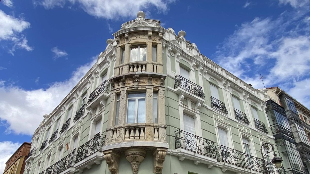 El Modernismo en León abarca un rico patrimonio arquitectónico y cultural de finales del siglo XIX y principios del XX (1884-1925)