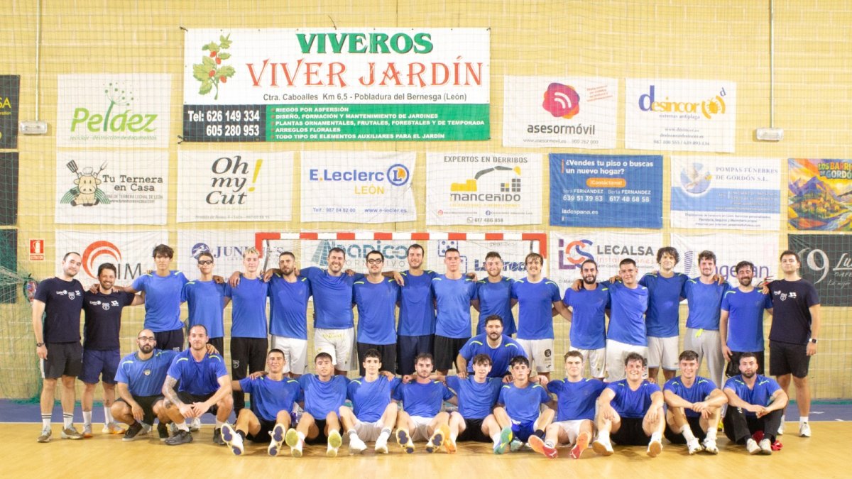 Grupo completo de los jugadores del Balonmano Sariegos en su vuelta a los entrenamientos.