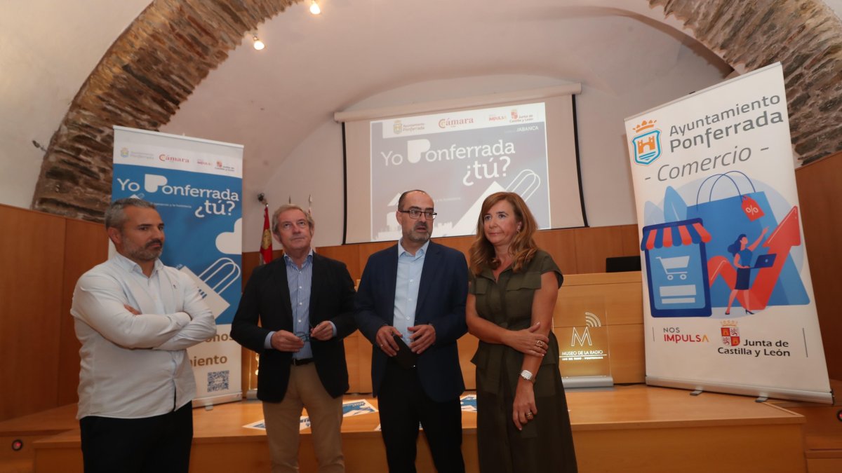 El presidente de la Cámara de Comercio de León, el alcalde de Ponferrada y el concejal de Comercio en la presentación de los bonos