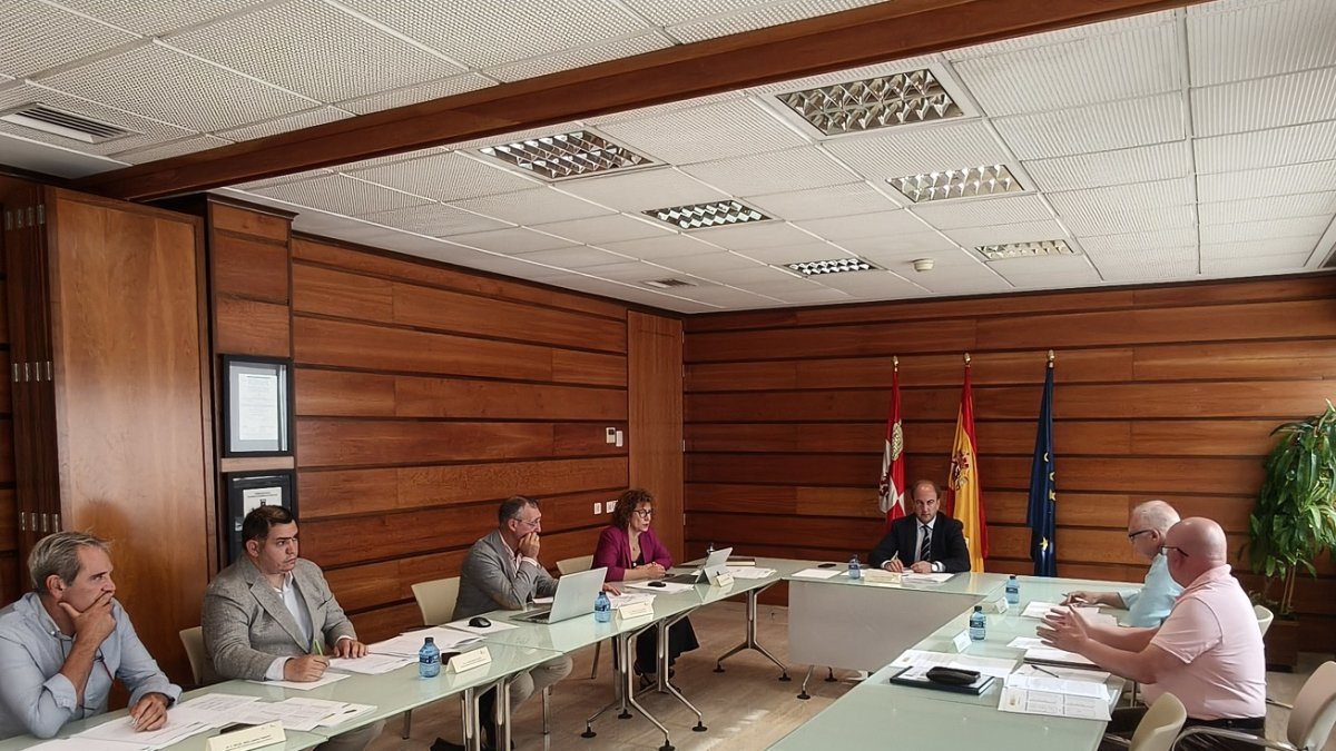 Reunión del consejero de Agricultura, José Antonio Pino, con Ferduero