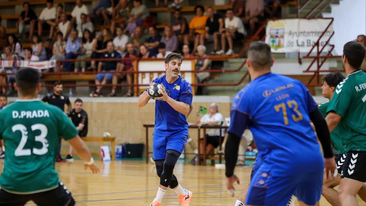 Juan Castro con el balón en un partido previo.