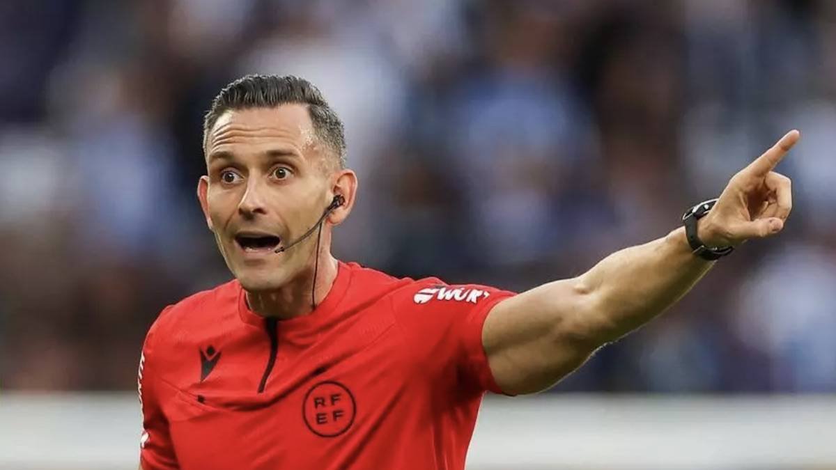 Un árbitro durante un partido.