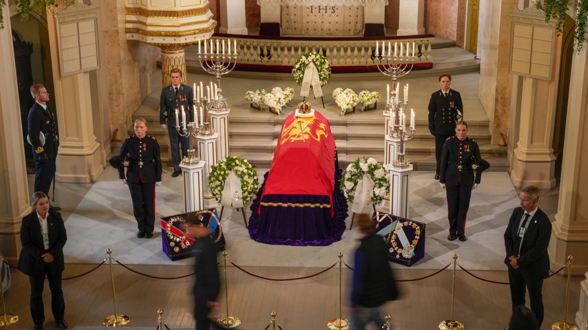 Miembros del público desfilan ante el féretro del difunto Rey Harald V de Noruega durante la capilla ardiente oficial dentro de la Capilla del Palacio en el Palacio Real de Oslo.