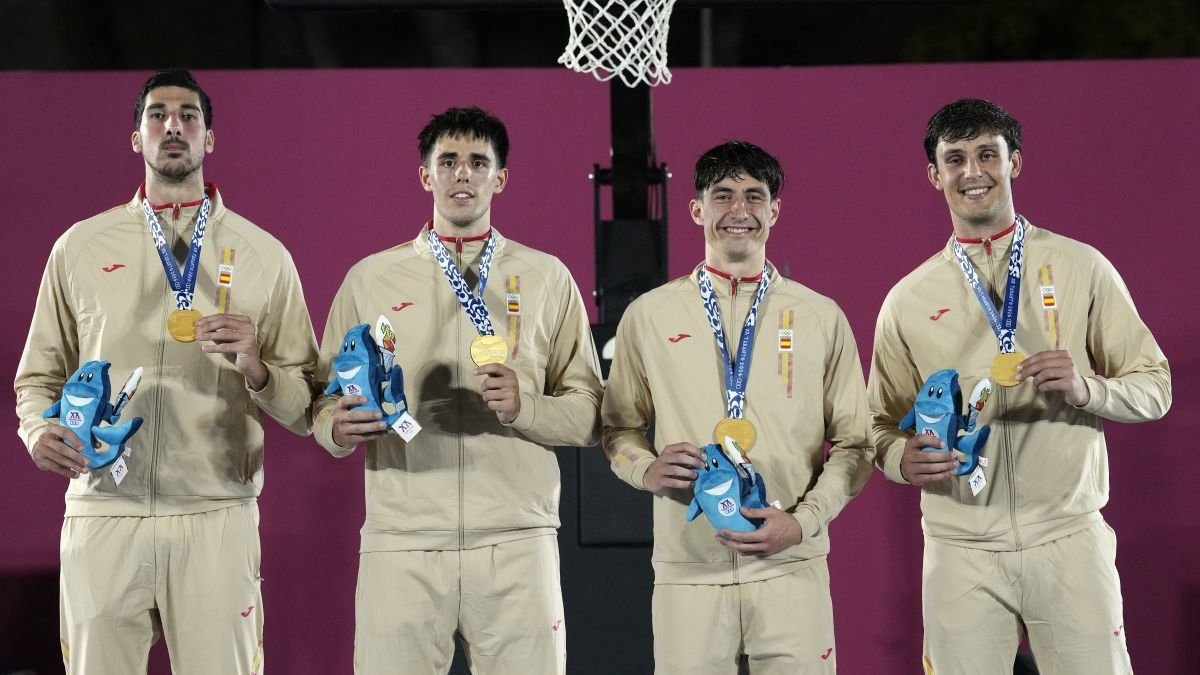 Jordi Boix, 2º por la derecha, con la medalla.