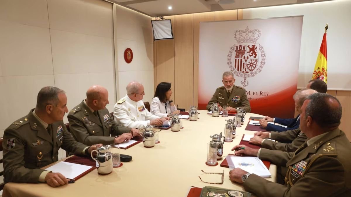 Felipe VI en la reunión con la ministra Robles y altos mandos del Ejército sobre Ceuta.