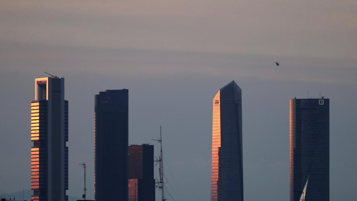 Imagen de archivo de un atardecer en Madrid. EFE/Kiko Huesca.