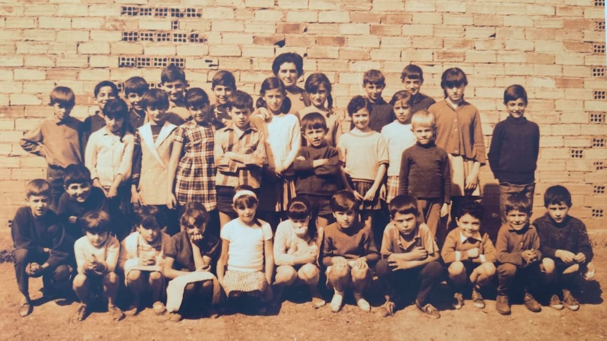 La centenaria maestra, Mercedes Fernández, junto a sus alumnos.