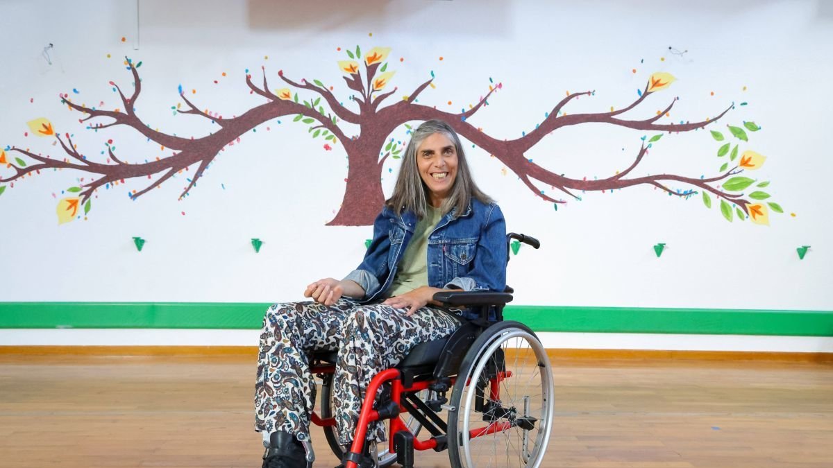 Ana Gancedo del Barrio posa delante del árbol conmemorativo de los cuarenta años de Nuestra Señora del Valle.