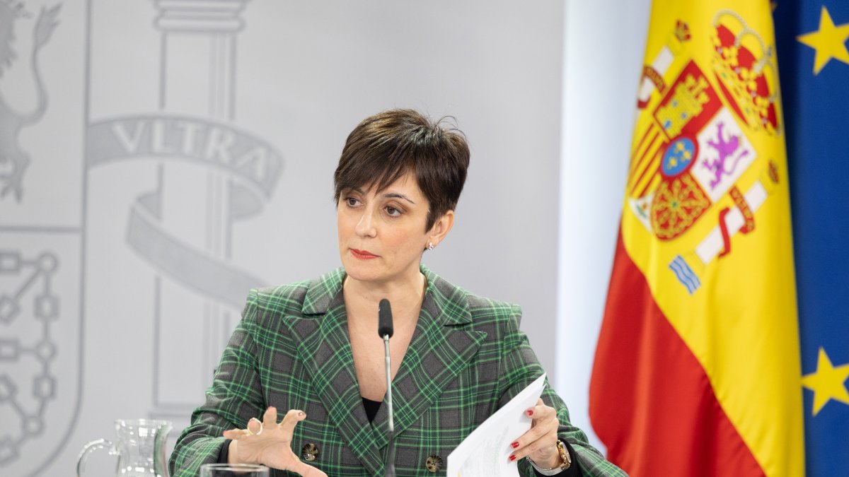 La ministra de Vivienda y Agenda Urbana, Isabel Rodríguez, interviene durante una rueda de prensa posterior a la reunión del Consejo de Ministros, en el Palacio de La Moncloa. Archivo.