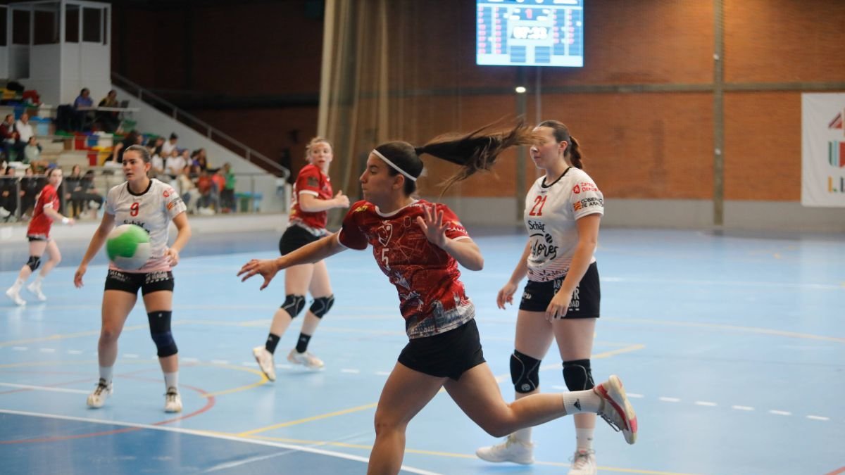 Tiro a portería de una jugadora del Cleba.
