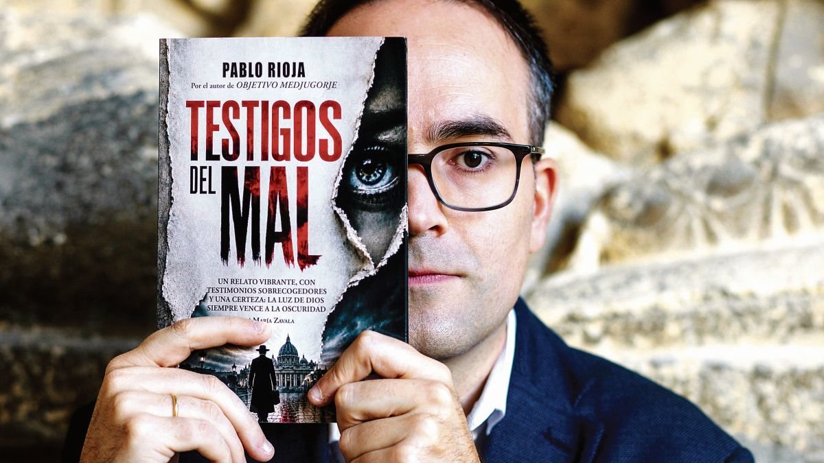 Pablo Rioja con su libro, 'Testigos del Mal'.
