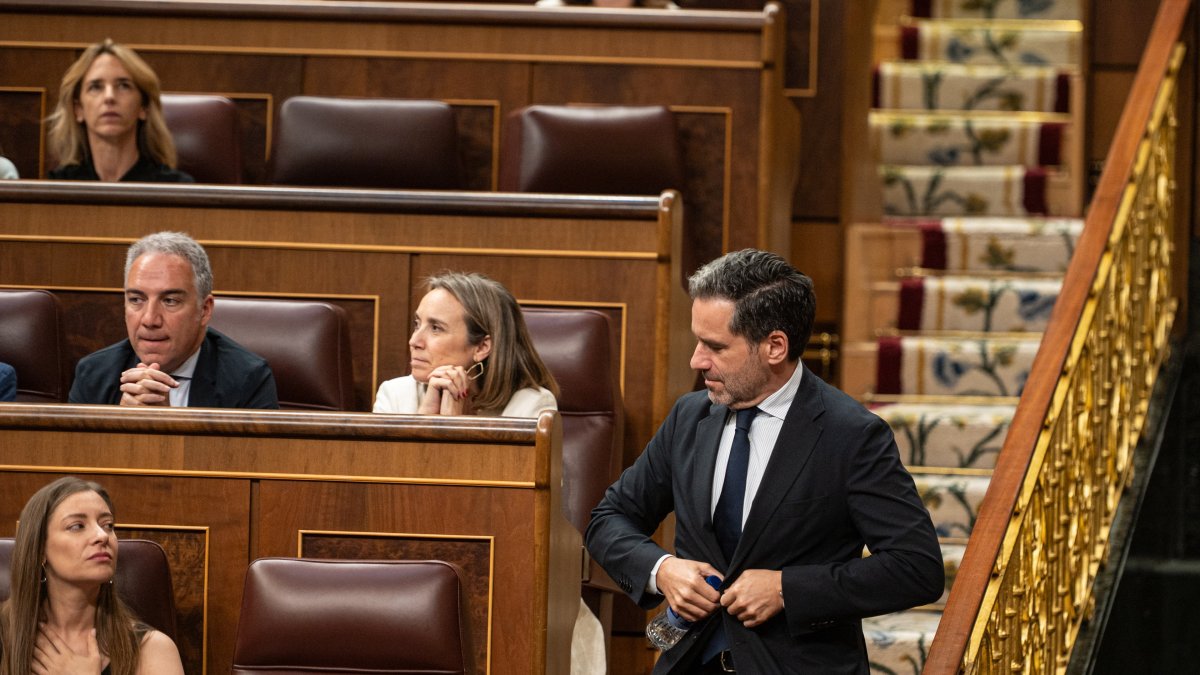 La Portavoz del Grupo Popular en el Congreso, Ester Muñoz y el diputado y portavoz del PP, Borja Sémper, durante una sesión plenaria, en el Congreso de los Diputados.