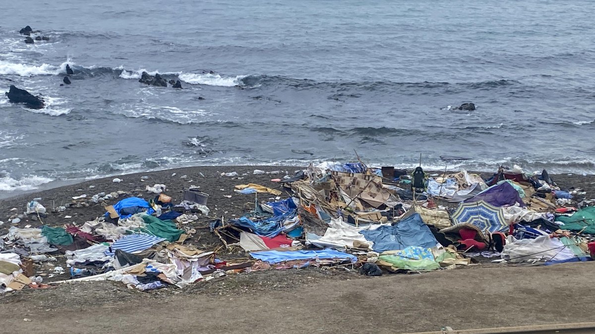 Situación de la playa del Trampolín y su entorno tras ser desalojados los migrantes. EFE/Rafael Peña.