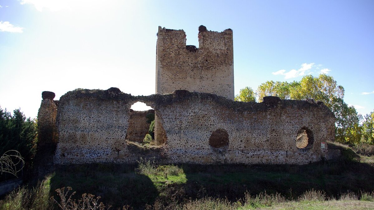 El castillo de León que está recuperando su esplendor tras siglos de olvido (y su precioso pueblo)