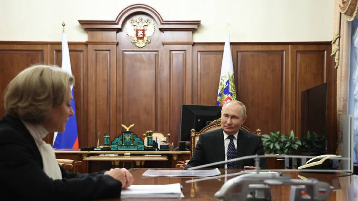 El Kremlin llamó este lunes a la calma y a fiarse exclusivamente de las informaciones del servicio ruso de defensa del consumidor, Rospotrebnadzor, tras la alerta emitida este domingo por la Casa Blanca sobre un posible brote de peste pulmonar en la región siberiana rusa de Irkutsk.