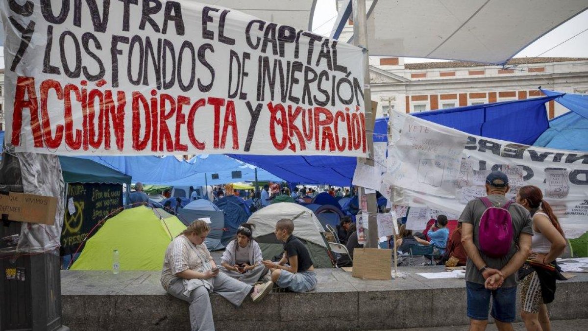Carteles reivindicativos en la acampada en la madrileña Puerta del Sol en protesta por la situación de la vivienda.