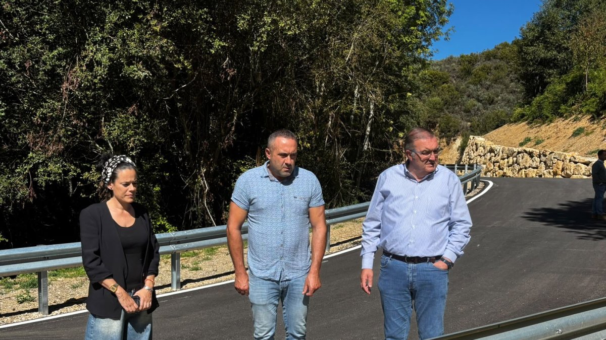 El vicepresidente de la Diputación de León, Roberto Aller (derecha), ha recibido las obras de la LE-4103 acompañado por el vicepresidente para el Bierzo, Luis Alberto Arias, y la alcaldesa de Vega de Valcarce, Alba Rodríguez.