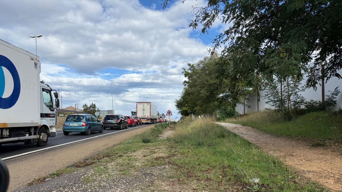 La N-120 colapsada de nuevo por las obras: más retenciones de tráfico a la altura de Valverde