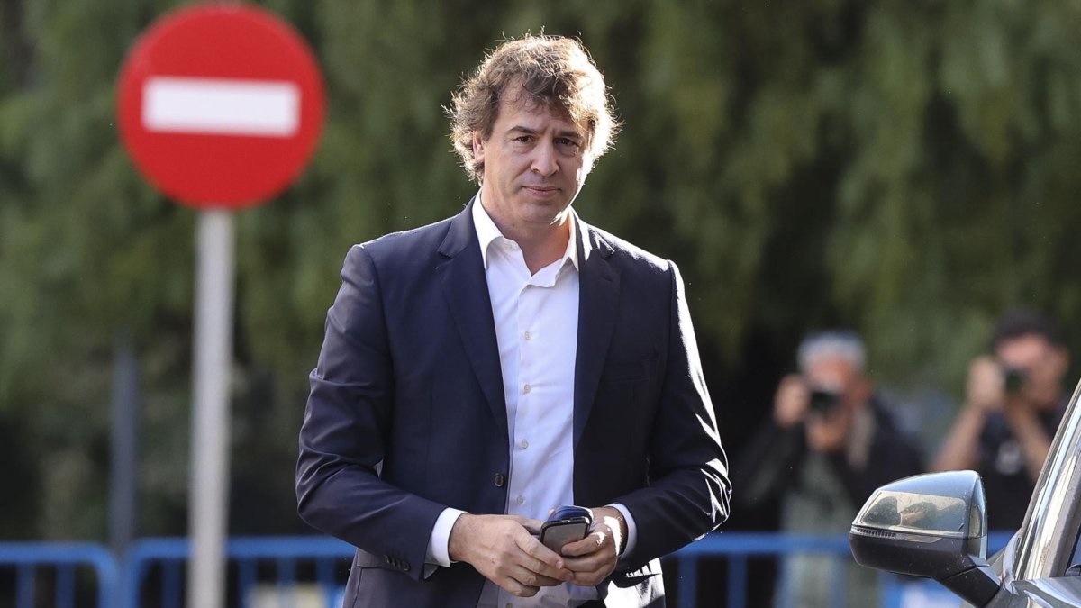 En la imagen de archivo, David Sánchez, a su llegada a la última sesión del juicio por su contratación en la Diputación de Badajoz el pasado 9 de junio. EFE/ Jero Morales.