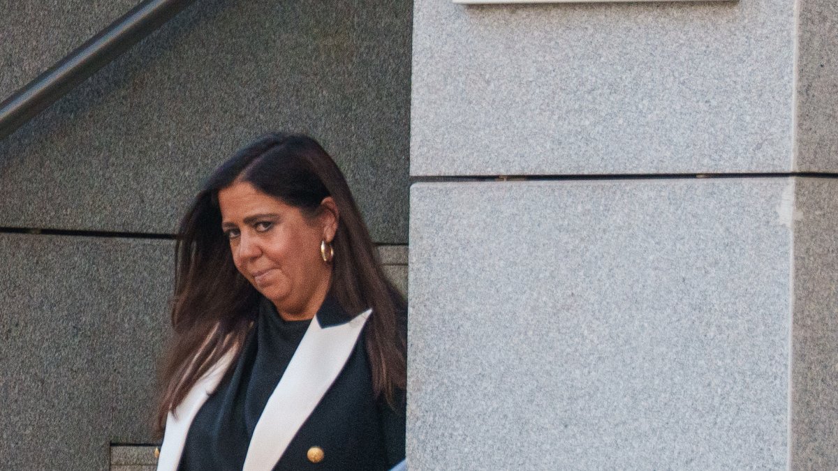 La jueza que investigó al hermano de Pedro Sánchez, Beatriz Biedma, a su salida de la Audiencia Nacional, a 8 de octubre de 2026, en Madrid (España).