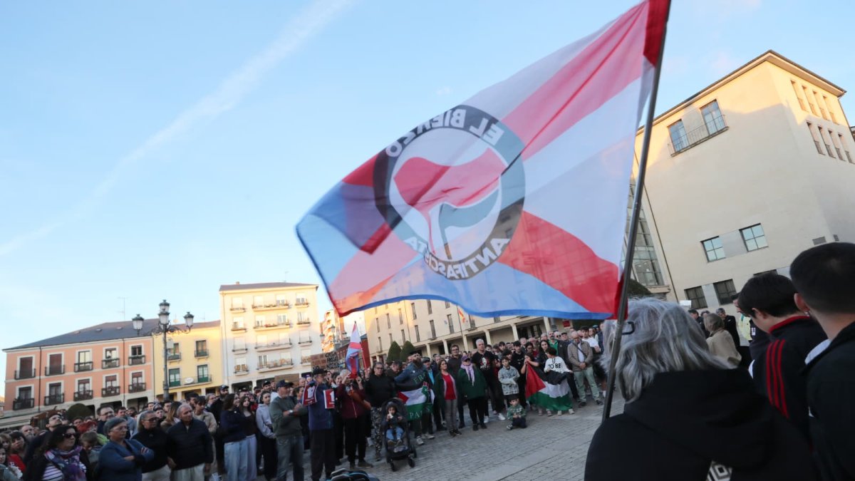 Concentración por la vivienda en la Plaza del Ayuntamiento de Ponferrada