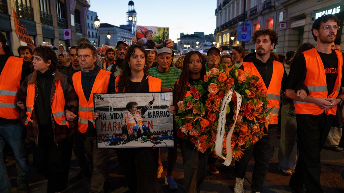 Decenas de personas durante la manifestación ‘Hasta Siempre, Maricarmen’, desde la Puerta del Sol hasta la vivienda de Maricarmen, a 8 de octubre de 2026, en Madrid (España).