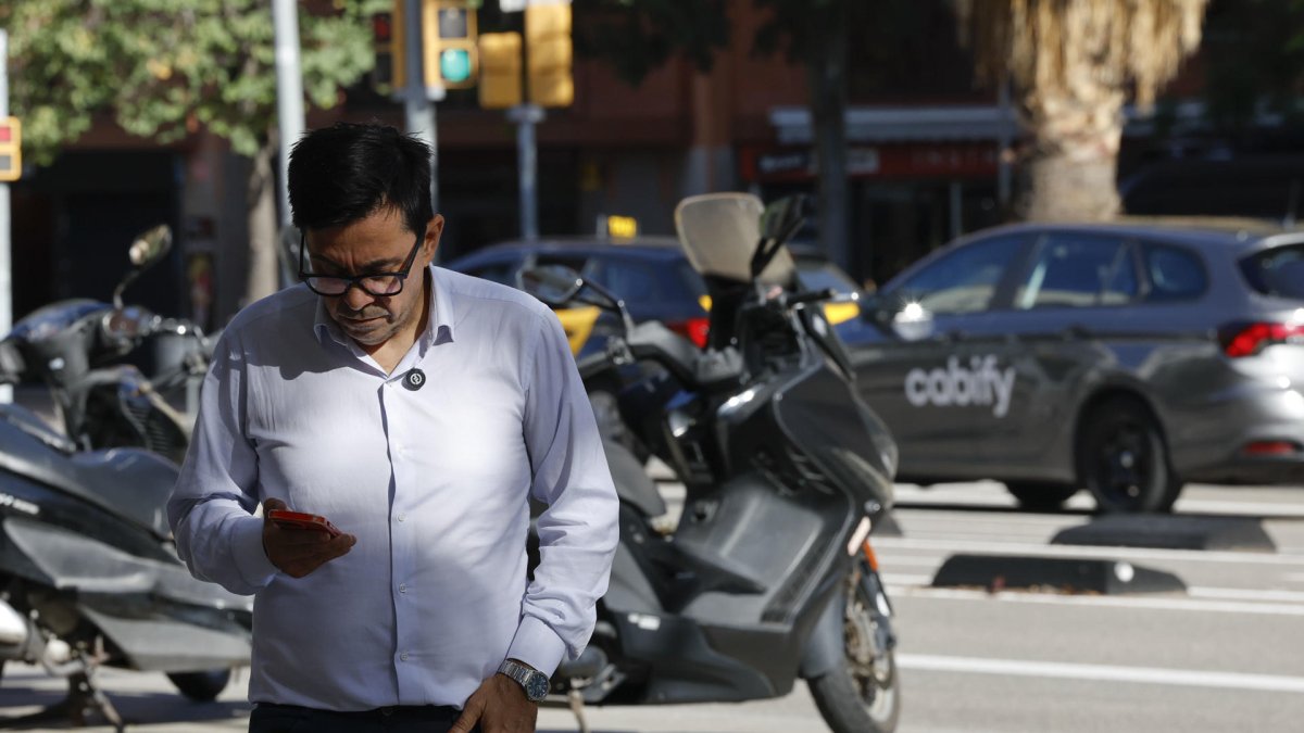 El portavoz de Comuns y candidato a la alcaldía de Barcelona, Gerardo Pisarello, a su llegada a una rueda de prensa previa al plenario de BComú, este sábado en Barcelona. EFE/Toni Albir.