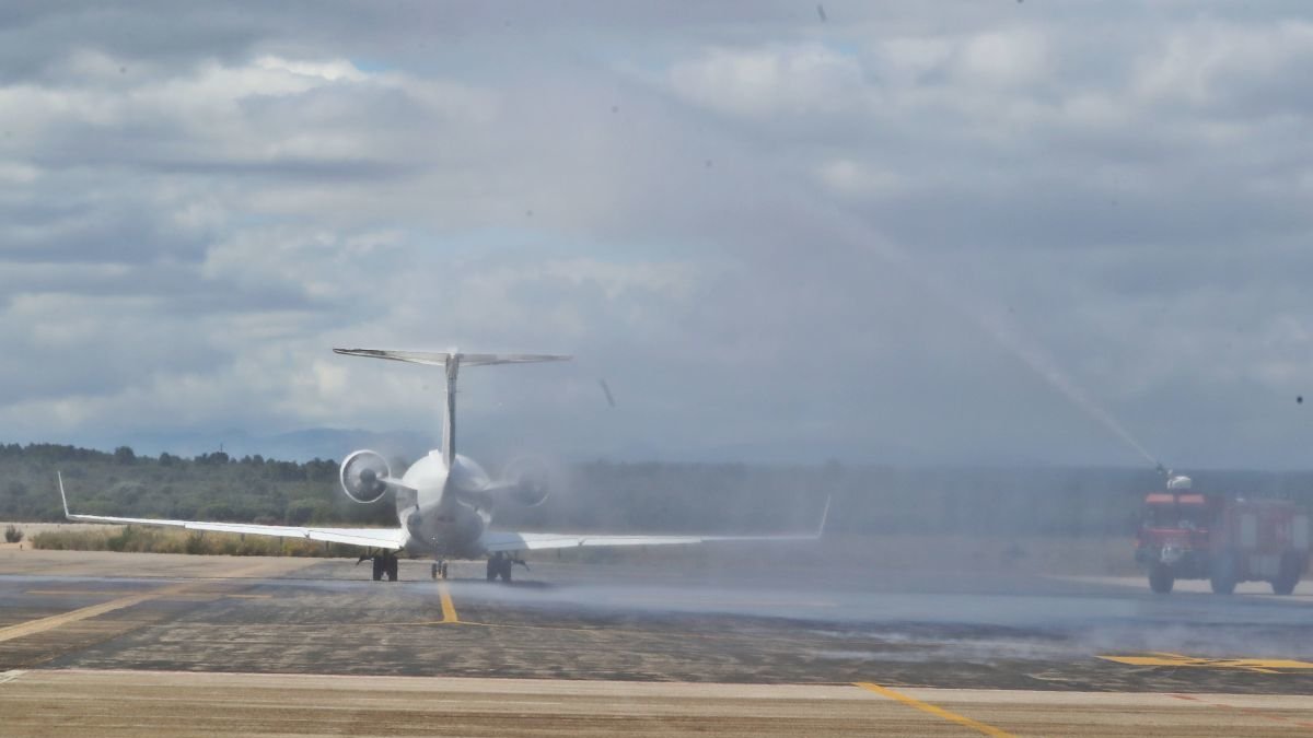Un avión aterriza en el aeropuerto.