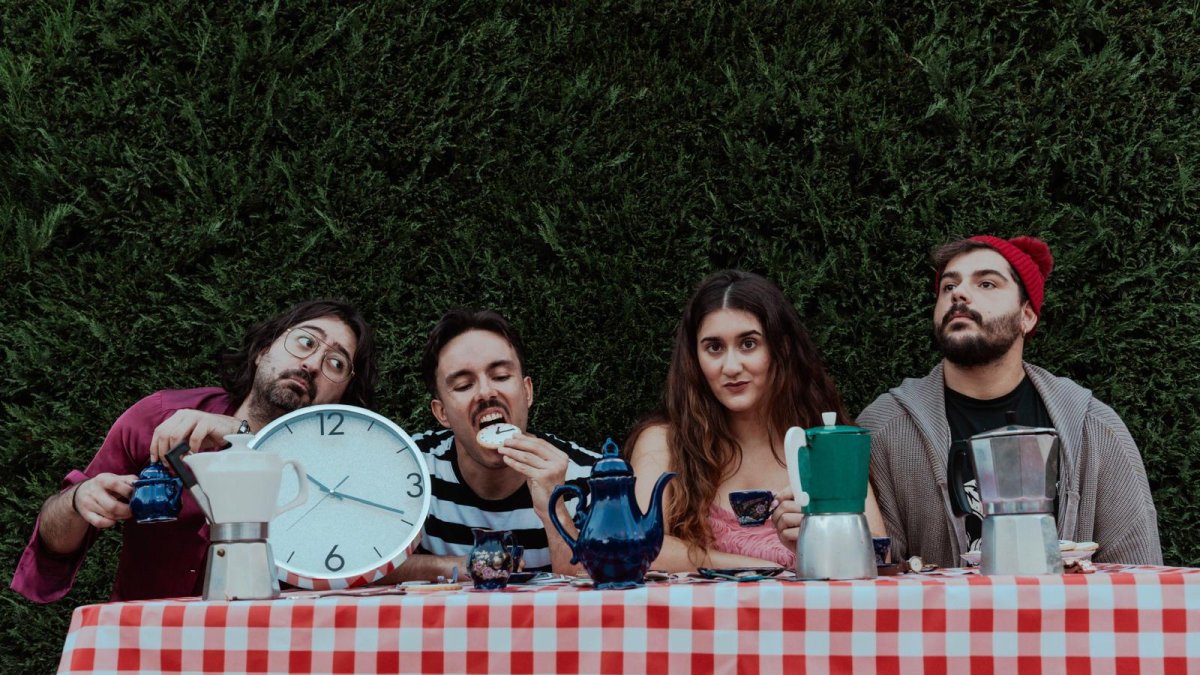 El grupo durante la grabación del nuevo tema