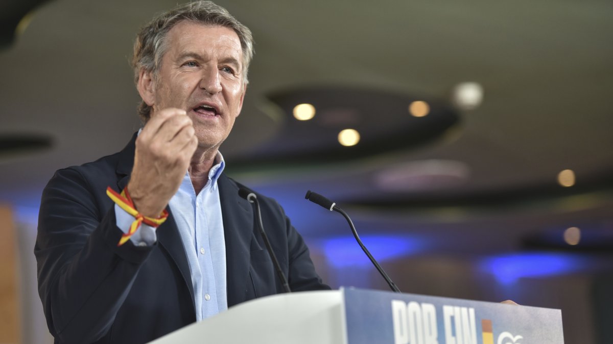 El presidente del Partido Popular, Alberto Núñez Feijóo, interviene en un acto del PP de Aragón, a 13 de octubre de 2026, en Huesca, Aragón (España).
