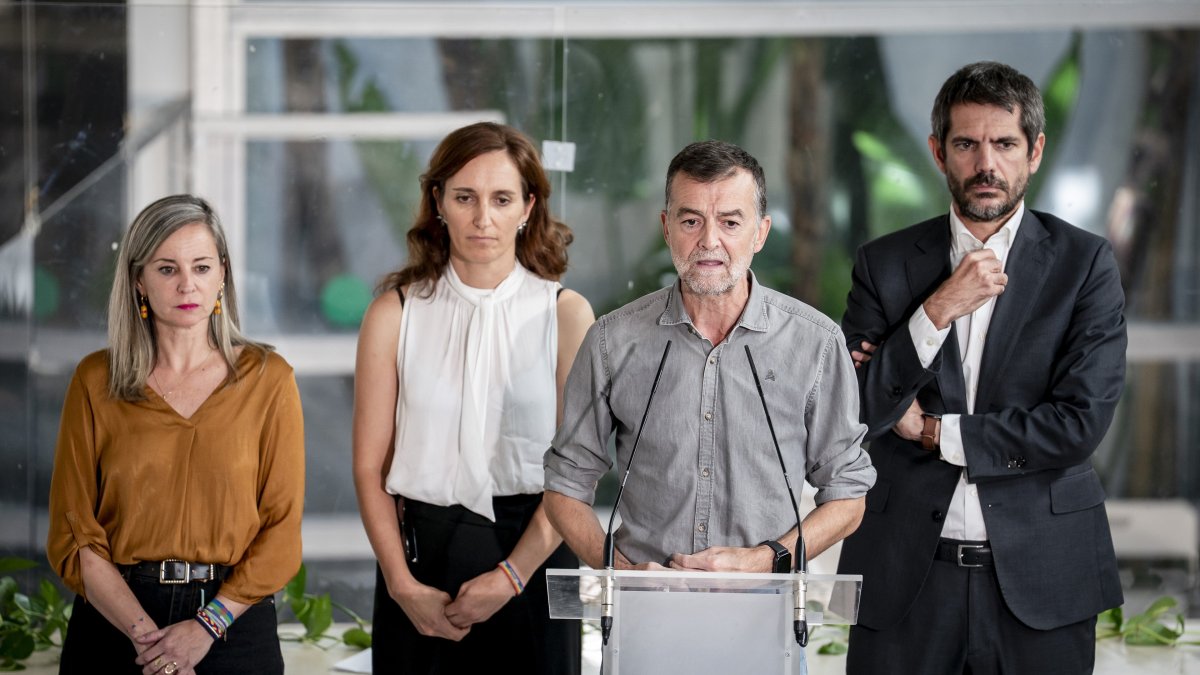La ministra de Sanidad, Mónica García, el coordinador de IU, Antonio Maíllo,  y el ministro de Cultura, Ernest Urtasun, durante una rueda de prensa a 5 de octubre de 2026, en Madrid (España). (Foto de archivo).
