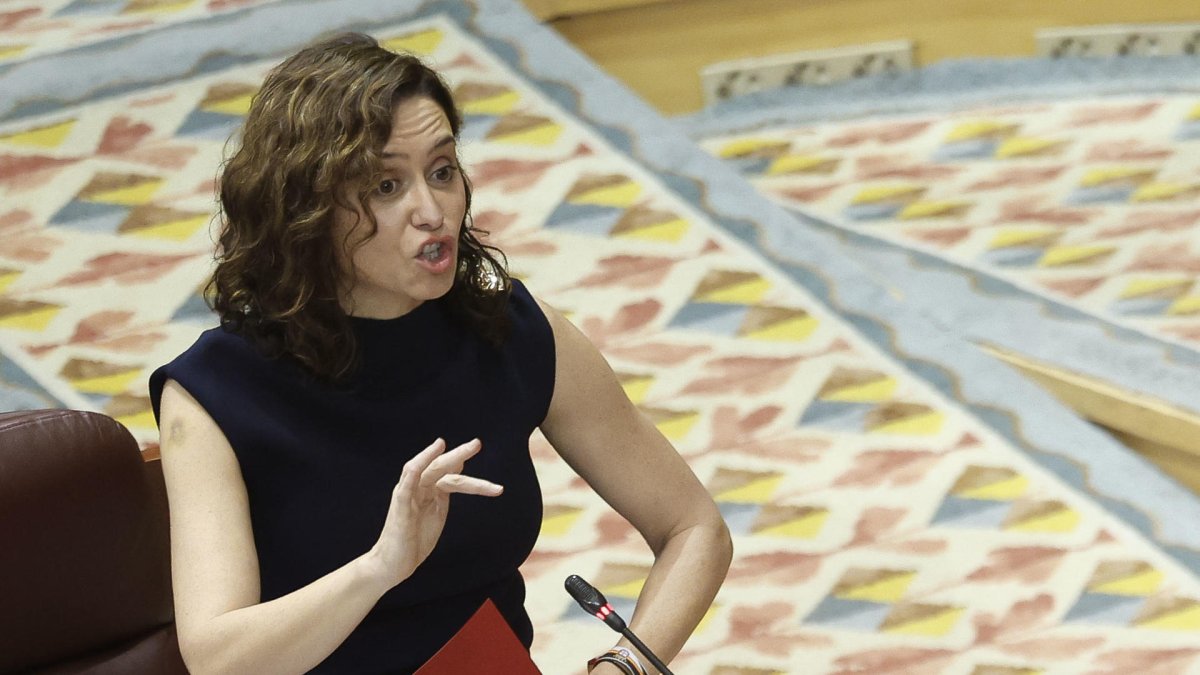 La presidenta de la Comunidad de Madrid, Isabel Díaz Ayuso, interviene este jueves en el pleno de la Asamblea regional marcado por la huelga indefinida de la comunidad educativa no universitaria de la región para reclamar mejoras laborales y denunciar el