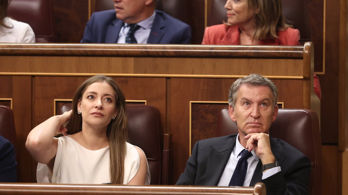 La portavoz del PP en el Congreso, Ester Muñoz, y el presidente del Partido Popular, Alberto Núñez Feijóo.