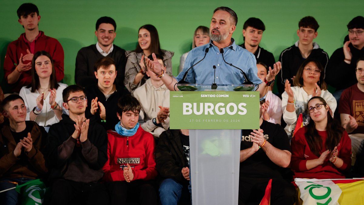 El presidente de VOX, Santiago Abascal y el candidato a la presidencia de la Junta de Castilla y León, Carlos Pollán participan en un acto público en el Polideportivo Municipal El Plantío.