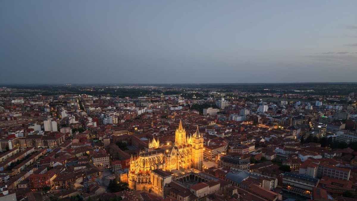 Vista aérea de la Catedral iluminada.