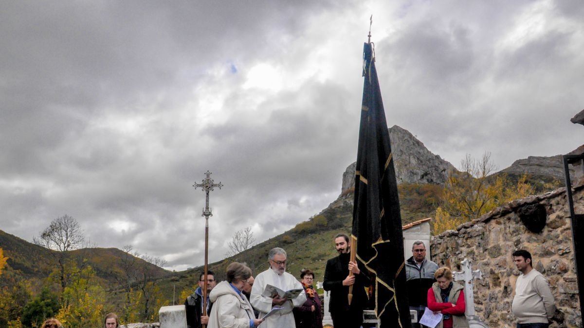 La pendoneta de muertos encabeza la procesión.