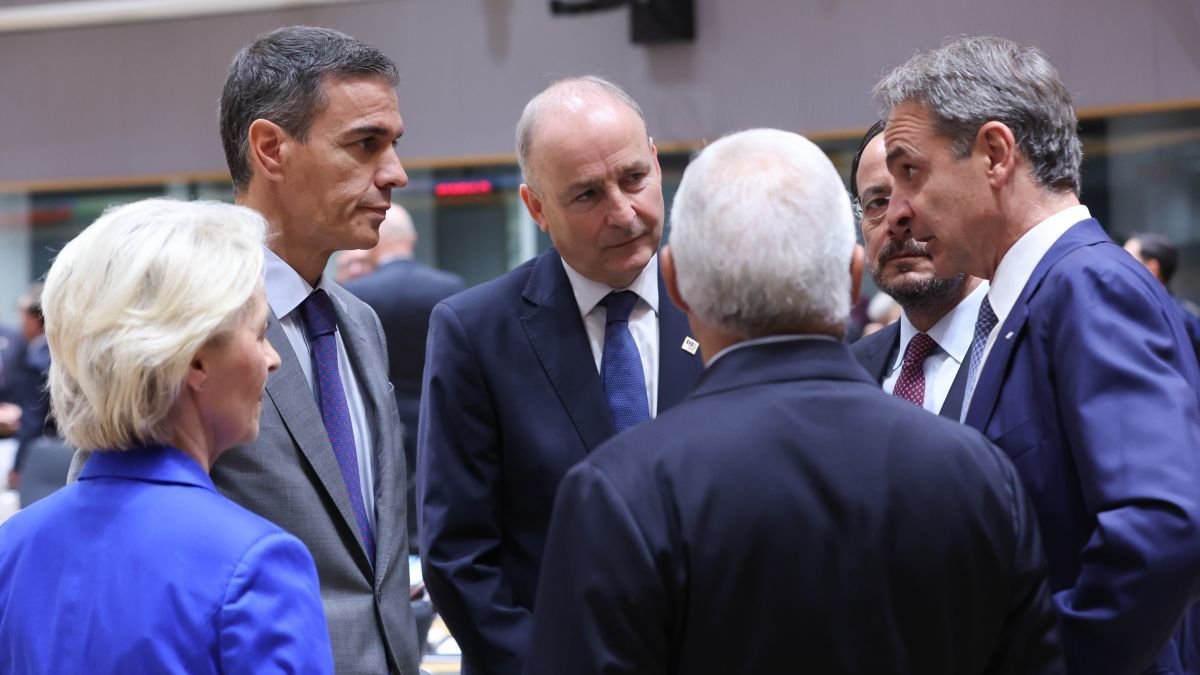 Pedro Sánchez con Ursula von der Leyen y otros líderes europeos ayer, en Bruselas.