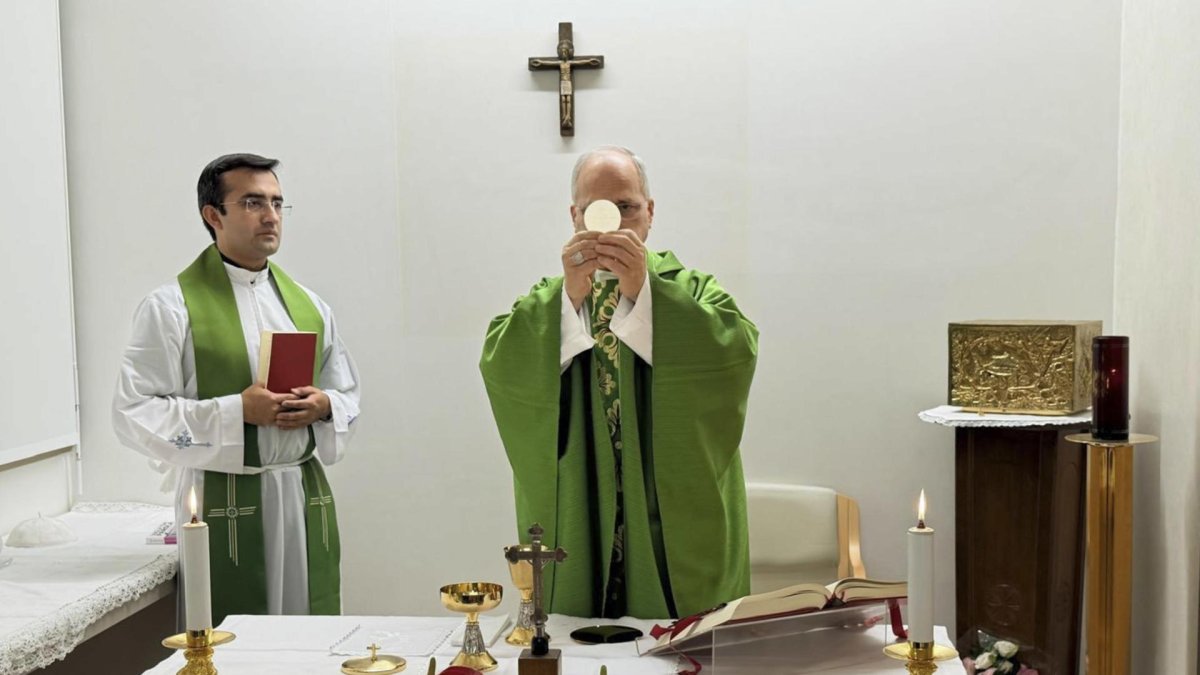 León XIV recibe el alta hospitalaria y regresará al Vaticano esta tarde